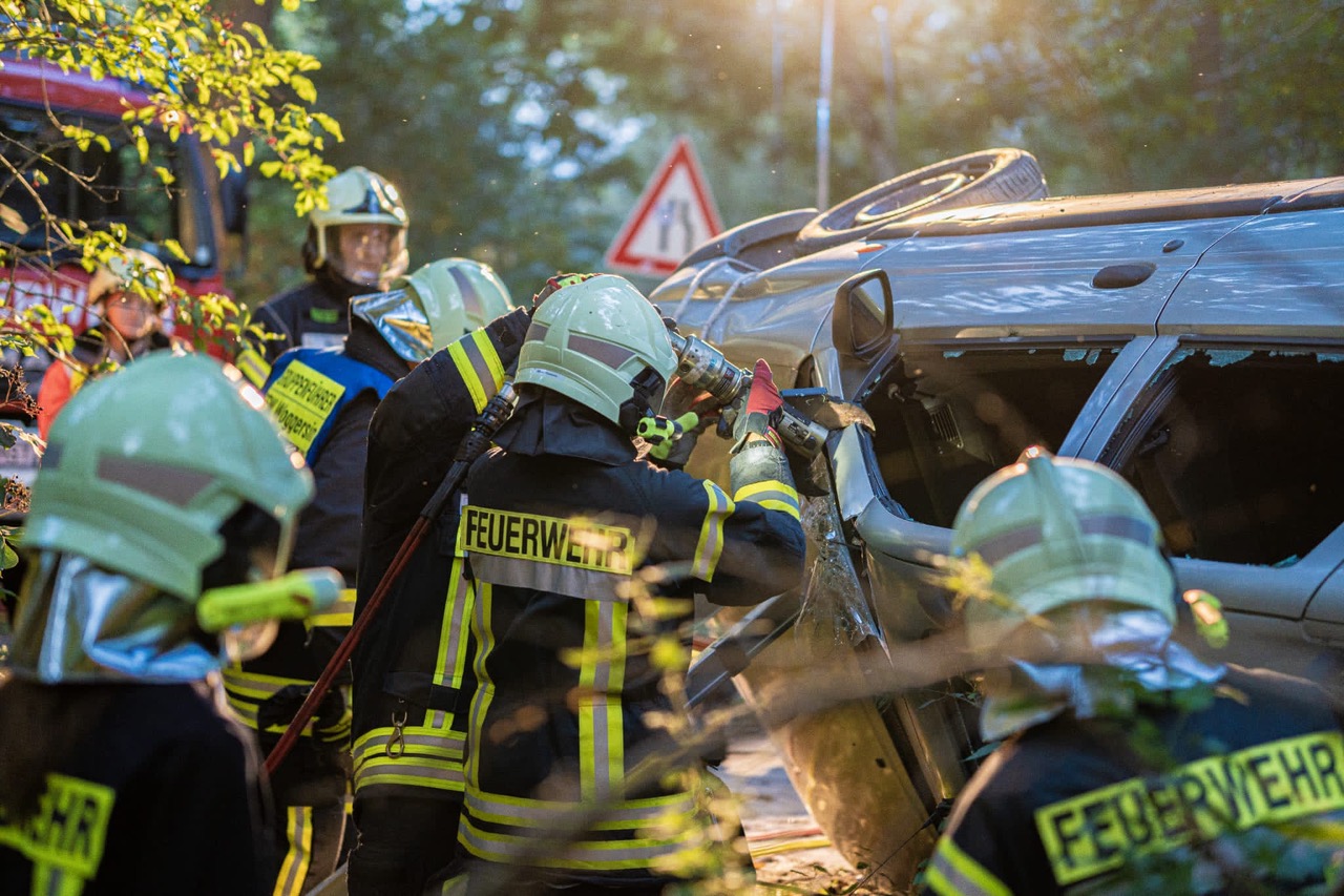 Uebung Feuerwehren, Oktober 2021, Oeffnung des Unfallfahrzeuges